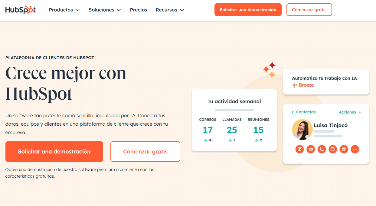 interfaz de la plataforma HubSpot, con un diseño limpio y moderno. Se destaca un mensaje central que invita a los usuarios a "Crecer mejor con HubSpot" mediante un software impulsado por IA que conecta datos, equipos y clientes.