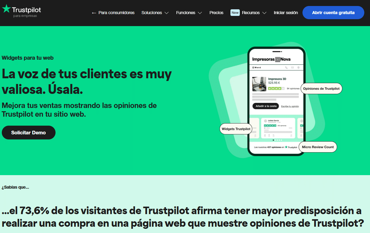 a imagen muestra la página de Trustpilot para empresas, destacando el uso de widgets en el sitio web. En el centro de la imagen se encuentra un mensaje que dice: "La voz de tus clientes es muy valiosa. Úsala." junto con una llamada a la acción para "Solicitar Demo". A la derecha de la página, se observa un teléfono móvil mostrando una tienda en línea con opiniones de Trustpilot y un contador de reseñas.