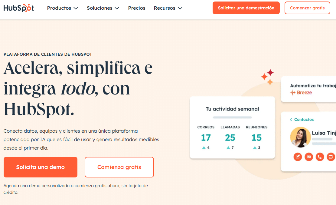La imagen muestra la página principal de HubSpot, una plataforma que ayuda a conectar datos, equipos y clientes a través de una única solución potenciada por inteligencia artificial. La propuesta se centra en acelerar, simplificar e integrar todos los aspectos de la gestión empresarial. Se destaca la facilidad de uso y los resultados medibles desde el primer día.