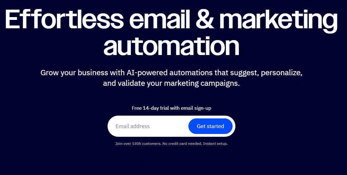 La imagen muestra la página principal de ActiveCampaign, que ofrece automatización de correos electrónicos y marketing impulsada por inteligencia artificial. Se destaca la capacidad de la plataforma para ayudar a las empresas a crecer a través de automatizaciones que sugieren, personalizan y validan campañas de marketing.